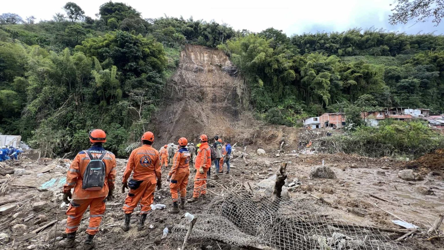 Sobe para 14 o número de mortos em desabamento de terras na Colômbia