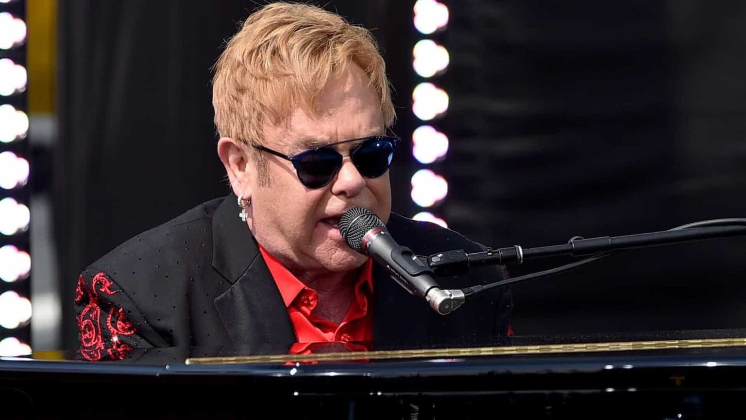 Elton John testa positivo à Covid-19 e adia espetáculos