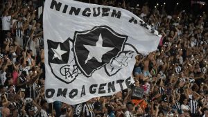 Placas de publicidade exibem escudo do Botafogo em jogo do Crystal Palace
