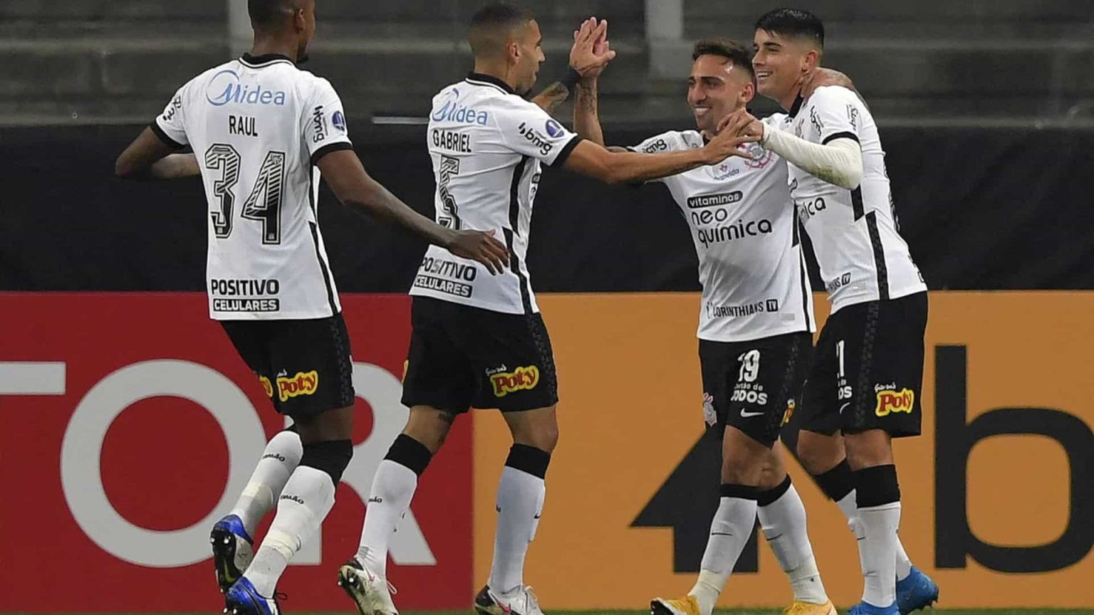 Ainda sem técnico, arrumar a defesa virou nova obrigação do Corinthians