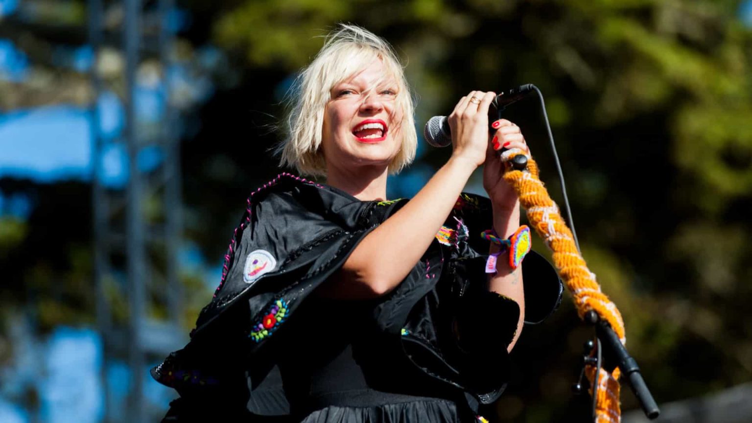 Sia diz ter tido pensamentos suicidas e recaída após sofrer críticas por filme