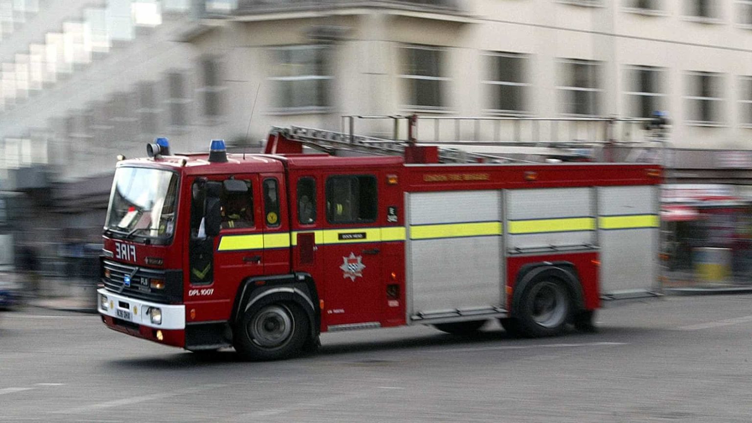 Pacote suspeito obriga canal de Londres a evacuar sede e interromper grade