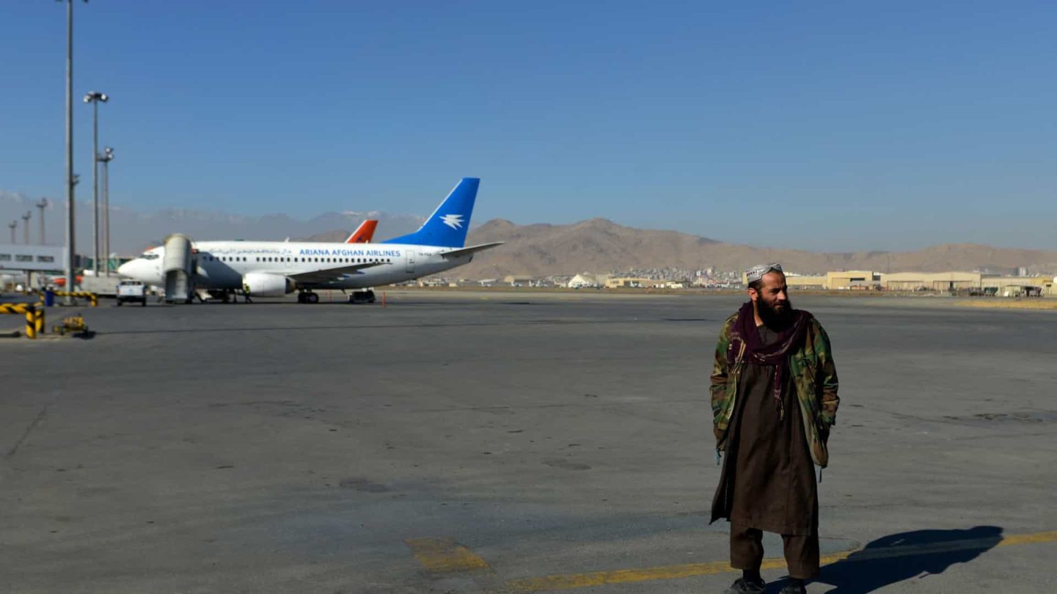 Talibã endurece regras e proíbe mulheres de viajarem sozinhas no Afeganistão