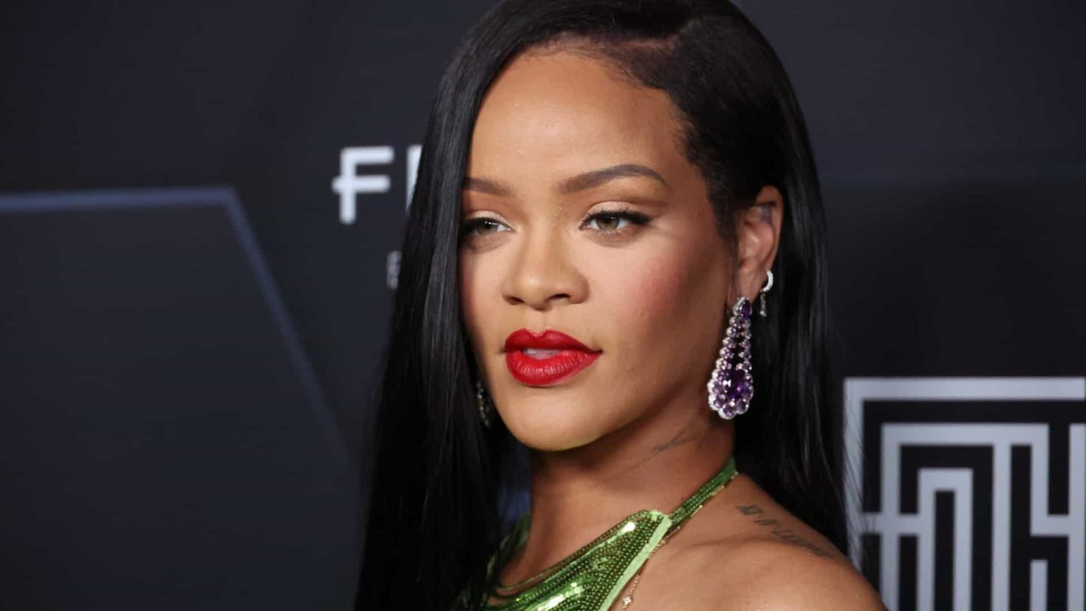 Grávida, Rihanna chama a atenção com macacão azul turquesa