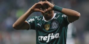 Rony se diz honrado por jogar no Palmeiras após alcançar marca de Zico e Pelé